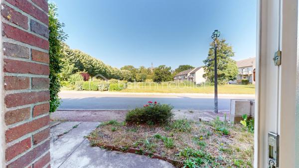 // Visite virtuelle sur demande //

Au cœur de Bellegarde, à proximité immédiate des écoles et des commodités, découvrez cette maison idéale pour une famille ou un projet d’investissement.

Elle se compose au rez-de-chaussée d’une entrée, d’un salon/séjour lumineux avec cuisine ouverte, d’une buanderie ainsi que d’un WC indépendant.
À l’étage, un couloir dessert une salle d’eau, trois chambres spacieuses et un second WC.
À l’extérieur, profitez d’une agréable terrasse ainsi que d’un garage dédié aux vélos et motos.

Un bien idéal pour un premier achat ou un investissement locatif.
On visite ?