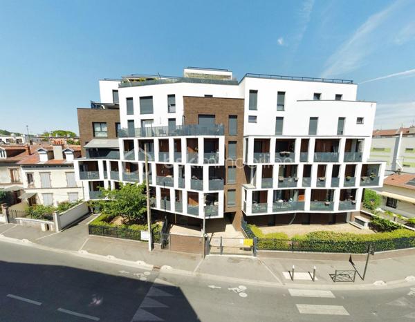 Au 1er étage d'une résidence récente et sécurisée avec visiophone et ascenseur, bel appartement 3 pièces comprenant: entrée avec placard, séjour et cuisine équipée ouverte donnant accès à un spacieux balcon, dégagement desservant 2 chambres, salle de bains, wc séparé.
Une place de parking en sous sol.
Fenêtres PVC double vitrage, volets roulants, chauffage collectif gaz, fibre,...
charges comprenant : chauffage, eau froide, ascenseur, entretien parties communes, sécurité résidence, ordures ménagères, frais de syndic.
Un appartement sans gros travaux, lumineux et proche de toutes les commodités !
DPE : C