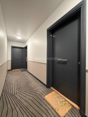Au 1er étage d'une résidence récente et sécurisée avec visiophone et ascenseur, bel appartement 3 pièces comprenant: entrée avec placard, séjour et cuisine équipée ouverte donnant accès à un spacieux balcon, dégagement desservant 2 chambres, salle de bains, wc séparé.
Une place de parking en sous sol.
Fenêtres PVC double vitrage, volets roulants, chauffage collectif gaz, fibre,...
charges comprenant : chauffage, eau froide, ascenseur, entretien parties communes, sécurité résidence, ordures ménagères, frais de syndic.
Un appartement sans gros travaux, lumineux et proche de toutes les commodités !
DPE : C