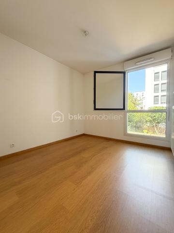 Au 1er étage d'une résidence récente et sécurisée avec visiophone et ascenseur, bel appartement 3 pièces comprenant: entrée avec placard, séjour et cuisine équipée ouverte donnant accès à un spacieux balcon, dégagement desservant 2 chambres, salle de bains, wc séparé.
Une place de parking en sous sol.
Fenêtres PVC double vitrage, volets roulants, chauffage collectif gaz, fibre,...
charges comprenant : chauffage, eau froide, ascenseur, entretien parties communes, sécurité résidence, ordures ménagères, frais de syndic.
Un appartement sans gros travaux, lumineux et proche de toutes les commodités !
DPE : C