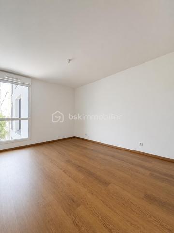 Au 1er étage d'une résidence récente et sécurisée avec visiophone et ascenseur, bel appartement 3 pièces comprenant: entrée avec placard, séjour et cuisine équipée ouverte donnant accès à un spacieux balcon, dégagement desservant 2 chambres, salle de bains, wc séparé.
Une place de parking en sous sol.
Fenêtres PVC double vitrage, volets roulants, chauffage collectif gaz, fibre,...
charges comprenant : chauffage, eau froide, ascenseur, entretien parties communes, sécurité résidence, ordures ménagères, frais de syndic.
Un appartement sans gros travaux, lumineux et proche de toutes les commodités !
DPE : C