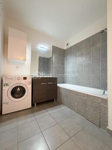 Au 1er étage d'une résidence récente et sécurisée avec visiophone et ascenseur, bel appartement 3 pièces comprenant: entrée avec placard, séjour et cuisine équipée ouverte donnant accès à un spacieux balcon, dégagement desservant 2 chambres, salle de bains, wc séparé.
Une place de parking en sous sol.
Fenêtres PVC double vitrage, volets roulants, chauffage collectif gaz, fibre,...
charges comprenant : chauffage, eau froide, ascenseur, entretien parties communes, sécurité résidence, ordures ménagères, frais de syndic.
Un appartement sans gros travaux, lumineux et proche de toutes les commodités !
DPE : C