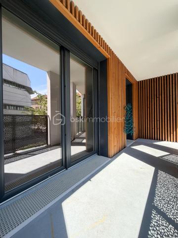 Au 1er étage d'une résidence récente et sécurisée avec visiophone et ascenseur, bel appartement 3 pièces comprenant: entrée avec placard, séjour et cuisine équipée ouverte donnant accès à un spacieux balcon, dégagement desservant 2 chambres, salle de bains, wc séparé.
Une place de parking en sous sol.
Fenêtres PVC double vitrage, volets roulants, chauffage collectif gaz, fibre,...
charges comprenant : chauffage, eau froide, ascenseur, entretien parties communes, sécurité résidence, ordures ménagères, frais de syndic.
Un appartement sans gros travaux, lumineux et proche de toutes les commodités !
DPE : C