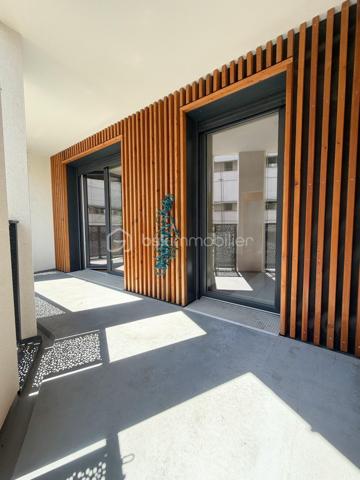 Au 1er étage d'une résidence récente et sécurisée avec visiophone et ascenseur, bel appartement 3 pièces comprenant: entrée avec placard, séjour et cuisine équipée ouverte donnant accès à un spacieux balcon, dégagement desservant 2 chambres, salle de bains, wc séparé.
Une place de parking en sous sol.
Fenêtres PVC double vitrage, volets roulants, chauffage collectif gaz, fibre,...
charges comprenant : chauffage, eau froide, ascenseur, entretien parties communes, sécurité résidence, ordures ménagères, frais de syndic.
Un appartement sans gros travaux, lumineux et proche de toutes les commodités !
DPE : C