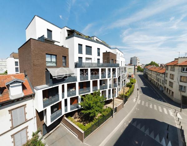 Au 1er étage d'une résidence récente et sécurisée avec visiophone et ascenseur, bel appartement 3 pièces comprenant: entrée avec placard, séjour et cuisine équipée ouverte donnant accès à un spacieux balcon, dégagement desservant 2 chambres, salle de bains, wc séparé.
Une place de parking en sous sol.
Fenêtres PVC double vitrage, volets roulants, chauffage collectif gaz, fibre,...
charges comprenant : chauffage, eau froide, ascenseur, entretien parties communes, sécurité résidence, ordures ménagères, frais de syndic.
Un appartement sans gros travaux, lumineux et proche de toutes les commodités !
DPE : C