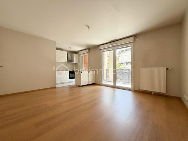 Au 1er étage d'une résidence récente et sécurisée avec visiophone et ascenseur, bel appartement 3 pièces comprenant: entrée avec placard, séjour et cuisine équipée ouverte donnant accès à un spacieux balcon, dégagement desservant 2 chambres, salle de bains, wc séparé.
Une place de parking en sous sol.
Fenêtres PVC double vitrage, volets roulants, chauffage collectif gaz, fibre,...
charges comprenant : chauffage, eau froide, ascenseur, entretien parties communes, sécurité résidence, ordures ménagères, frais de syndic.
Un appartement sans gros travaux, lumineux et proche de toutes les commodités !
DPE : C