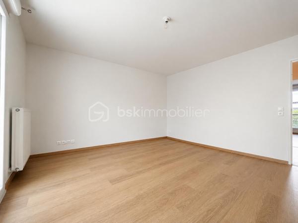 Au 1er étage d'une résidence récente et sécurisée avec visiophone et ascenseur, bel appartement 3 pièces comprenant: entrée avec placard, séjour et cuisine équipée ouverte donnant accès à un spacieux balcon, dégagement desservant 2 chambres, salle de bains, wc séparé.
Une place de parking en sous sol.
Fenêtres PVC double vitrage, volets roulants, chauffage collectif gaz, fibre,...
charges comprenant : chauffage, eau froide, ascenseur, entretien parties communes, sécurité résidence, ordures ménagères, frais de syndic.
Un appartement sans gros travaux, lumineux et proche de toutes les commodités !
DPE : C