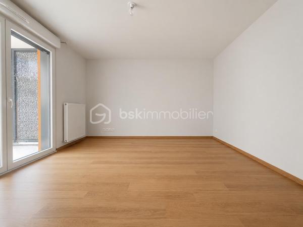 Au 1er étage d'une résidence récente et sécurisée avec visiophone et ascenseur, bel appartement 3 pièces comprenant: entrée avec placard, séjour et cuisine équipée ouverte donnant accès à un spacieux balcon, dégagement desservant 2 chambres, salle de bains, wc séparé.
Une place de parking en sous sol.
Fenêtres PVC double vitrage, volets roulants, chauffage collectif gaz, fibre,...
charges comprenant : chauffage, eau froide, ascenseur, entretien parties communes, sécurité résidence, ordures ménagères, frais de syndic.
Un appartement sans gros travaux, lumineux et proche de toutes les commodités !
DPE : C