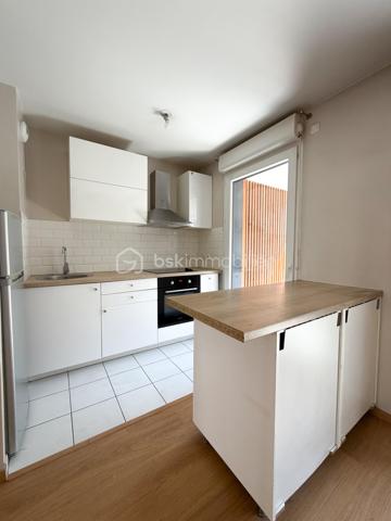 Au 1er étage d'une résidence récente et sécurisée avec visiophone et ascenseur, bel appartement 3 pièces comprenant: entrée avec placard, séjour et cuisine équipée ouverte donnant accès à un spacieux balcon, dégagement desservant 2 chambres, salle de bains, wc séparé.
Une place de parking en sous sol.
Fenêtres PVC double vitrage, volets roulants, chauffage collectif gaz, fibre,...
charges comprenant : chauffage, eau froide, ascenseur, entretien parties communes, sécurité résidence, ordures ménagères, frais de syndic.
Un appartement sans gros travaux, lumineux et proche de toutes les commodités !
DPE : C