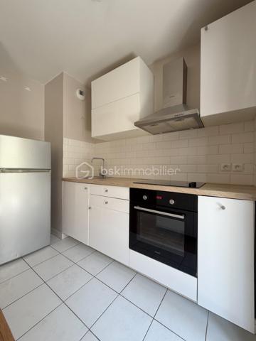 Au 1er étage d'une résidence récente et sécurisée avec visiophone et ascenseur, bel appartement 3 pièces comprenant: entrée avec placard, séjour et cuisine équipée ouverte donnant accès à un spacieux balcon, dégagement desservant 2 chambres, salle de bains, wc séparé.
Une place de parking en sous sol.
Fenêtres PVC double vitrage, volets roulants, chauffage collectif gaz, fibre,...
charges comprenant : chauffage, eau froide, ascenseur, entretien parties communes, sécurité résidence, ordures ménagères, frais de syndic.
Un appartement sans gros travaux, lumineux et proche de toutes les commodités !
DPE : C