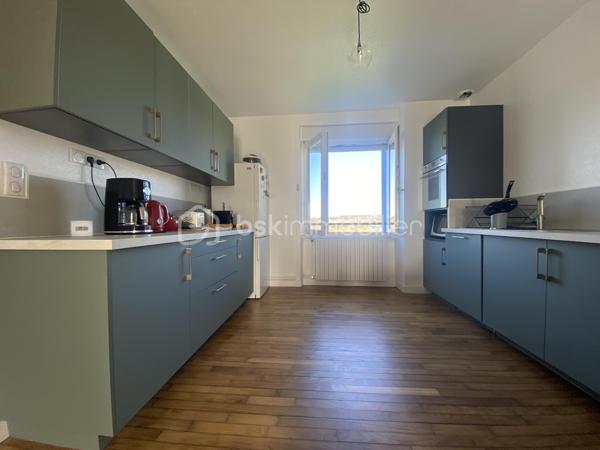 Morgat, à deux pas de la plage, du port et des commerces.

Maison entièrement rénovée en 2025, élevée sur 3 niveaux.

Au rez-de-chaussée : une chambre, une pièce pouvant devenir une salle de bain, une buanderie, un garage, accès au jardin.

Au premier étage : cuisine aménagée/équipée ouverte sur le salon/salle à manger. Petit salon, salle d’eau, wc indépendant.

Au second étage : 2 chambres, une salle d’eau avec wc, un grenier.

Pompe à chaleur, huisseries en double-vitrage, garage, buanderie, 3 places de parking.

Superficie totale du terrain : 840 m2 (jardin de la maison et terrain constructible cumulé)

Terrain entièrement clos.