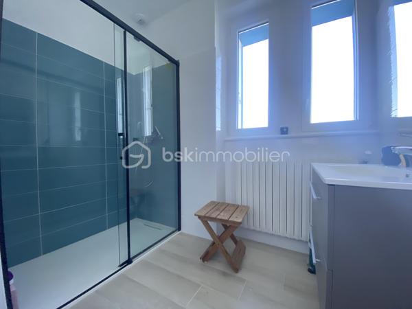 Morgat, à deux pas de la plage, du port et des commerces.

Maison entièrement rénovée en 2025, élevée sur 3 niveaux.

Au rez-de-chaussée : une chambre, une pièce pouvant devenir une salle de bain, une buanderie, un garage, accès au jardin.

Au premier étage : cuisine aménagée/équipée ouverte sur le salon/salle à manger. Petit salon, salle d’eau, wc indépendant.

Au second étage : 2 chambres, une salle d’eau avec wc, un grenier.

Pompe à chaleur, huisseries en double-vitrage, garage, buanderie, 3 places de parking.

Superficie totale du terrain : 840 m2 (jardin de la maison et terrain constructible cumulé)

Terrain entièrement clos.