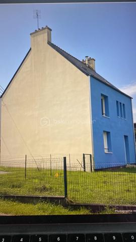 Morgat, à deux pas de la plage, du port et des commerces.

Maison entièrement rénovée en 2025, élevée sur 3 niveaux.

Au rez-de-chaussée : une chambre, une pièce pouvant devenir une salle de bain, une buanderie, un garage, accès au jardin.

Au premier étage : cuisine aménagée/équipée ouverte sur le salon/salle à manger. Petit salon, salle d’eau, wc indépendant.

Au second étage : 2 chambres, une salle d’eau avec wc, un grenier.

Pompe à chaleur, huisseries en double-vitrage, garage, buanderie, 3 places de parking.

Superficie totale du terrain : 840 m2 (jardin de la maison et terrain constructible cumulé)

Terrain entièrement clos.