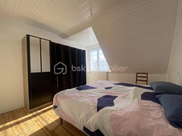 Morgat, à deux pas de la plage, du port et des commerces.

Maison entièrement rénovée en 2025, élevée sur 3 niveaux.

Au rez-de-chaussée : une chambre, une pièce pouvant devenir une salle de bain, une buanderie, un garage, accès au jardin.

Au premier étage : cuisine aménagée/équipée ouverte sur le salon/salle à manger. Petit salon, salle d’eau, wc indépendant.

Au second étage : 2 chambres, une salle d’eau avec wc, un grenier.

Pompe à chaleur, huisseries en double-vitrage, garage, buanderie, 3 places de parking.

Superficie totale du terrain : 840 m2 (jardin de la maison et terrain constructible cumulé)

Terrain entièrement clos.