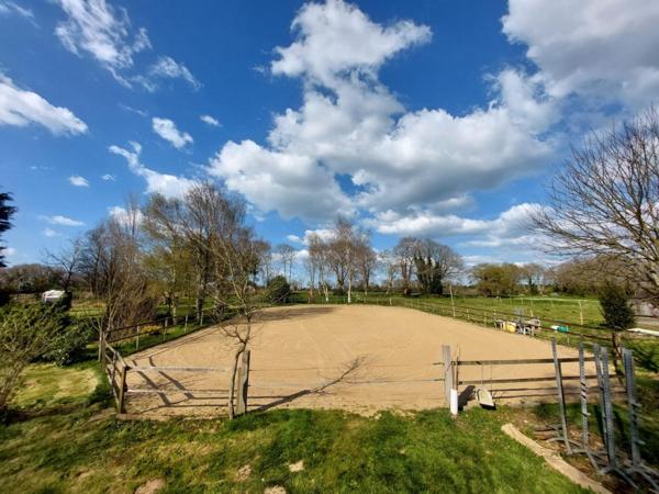 Longère 4 chambres avec terrain de 3 Hectares àSulniac