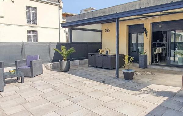 PERIGUEUX - MAISON et LOCAL COMMERCIAL - 230 m² - 8 PARKINGS