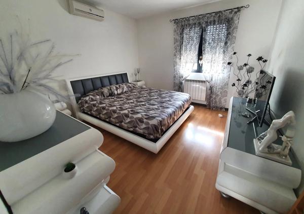 PERIGUEUX - MAISON et LOCAL COMMERCIAL - 230 m² - 8 PARKINGS