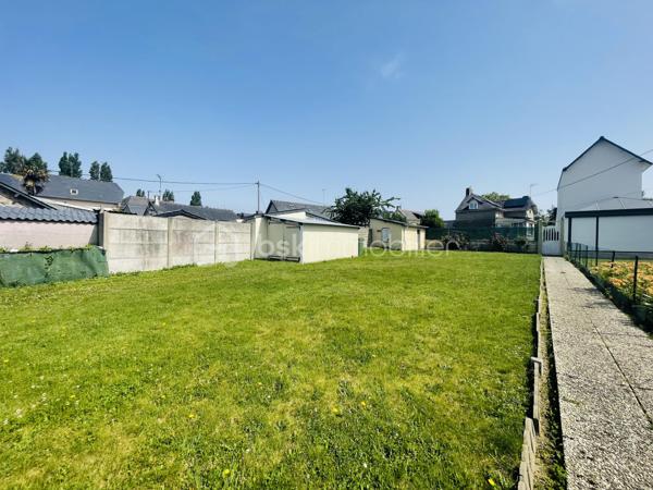 Terrain constructible de 328 m² à vendre – Emplacement privilégié à Dinard

Rare à la vente ! Découvrez ce terrain constructible et borné d’une superficie de 328 m², idéalement situé dans un secteur recherché de Dinard, à seulement quelques pas de la mer.

Le terrain bénéficie d’un emplacement exceptionnel, à proximité immédiate des plages, de tous les commerces, des services et des commodités, offrant un cadre de vie pratique et agréable au quotidien. Deux garages sont actuellement présents sur la parcelle, constituant un véritable atout pour un futur projet de construction.

Que vous souhaitiez réaliser votre résidence principale, une maison de vacances ou un investissement immobilier, cette parcelle offre un fort potentiel dans l’une des stations balnéaires les plus prisées de la Côte d’Émeraude.
