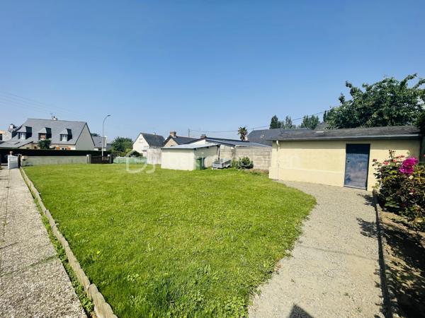 Terrain constructible de 328 m² à vendre – Emplacement privilégié à Dinard

Rare à la vente ! Découvrez ce terrain constructible et borné d’une superficie de 328 m², idéalement situé dans un secteur recherché de Dinard, à seulement quelques pas de la mer.

Le terrain bénéficie d’un emplacement exceptionnel, à proximité immédiate des plages, de tous les commerces, des services et des commodités, offrant un cadre de vie pratique et agréable au quotidien. Deux garages sont actuellement présents sur la parcelle, constituant un véritable atout pour un futur projet de construction.

Que vous souhaitiez réaliser votre résidence principale, une maison de vacances ou un investissement immobilier, cette parcelle offre un fort potentiel dans l’une des stations balnéaires les plus prisées de la Côte d’Émeraude.