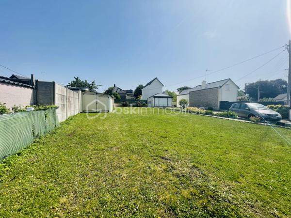 Terrain constructible de 328 m² à vendre – Emplacement privilégié à Dinard

Rare à la vente ! Découvrez ce terrain constructible et borné d’une superficie de 328 m², idéalement situé dans un secteur recherché de Dinard, à seulement quelques pas de la mer.

Le terrain bénéficie d’un emplacement exceptionnel, à proximité immédiate des plages, de tous les commerces, des services et des commodités, offrant un cadre de vie pratique et agréable au quotidien. Deux garages sont actuellement présents sur la parcelle, constituant un véritable atout pour un futur projet de construction.

Que vous souhaitiez réaliser votre résidence principale, une maison de vacances ou un investissement immobilier, cette parcelle offre un fort potentiel dans l’une des stations balnéaires les plus prisées de la Côte d’Émeraude.