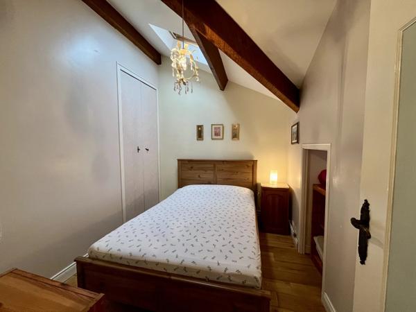 Maison individuelle de 6 chambres située à la périphérie d'un village populaire