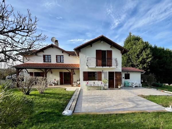 Maison individuelle de 6 chambres située à la périphérie d'un village populaire