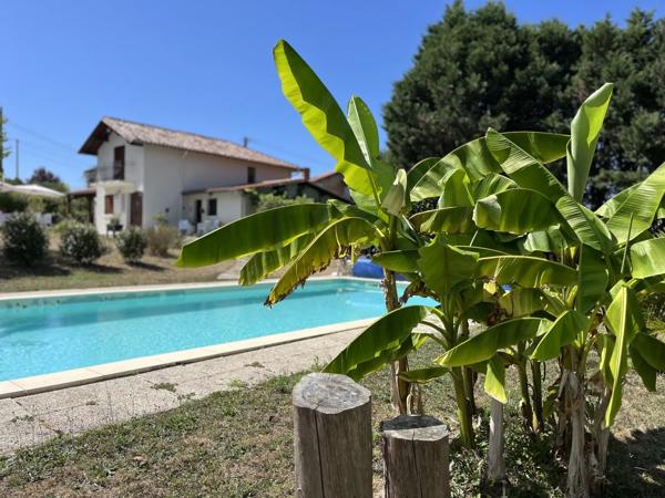 Maison individuelle de 6 chambres située à la périphérie d'un village populaire
