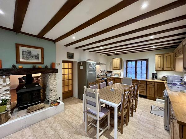 Maison individuelle de 6 chambres située à la périphérie d'un village populaire