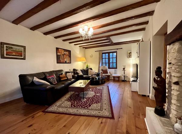 Maison individuelle de 6 chambres située à la périphérie d'un village populaire