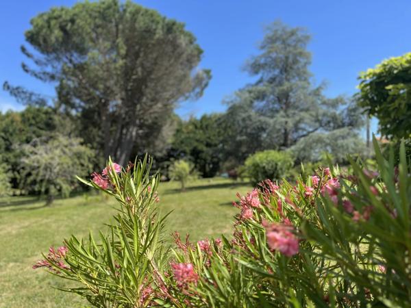 Maison individuelle de 6 chambres située à la périphérie d'un village populaire
