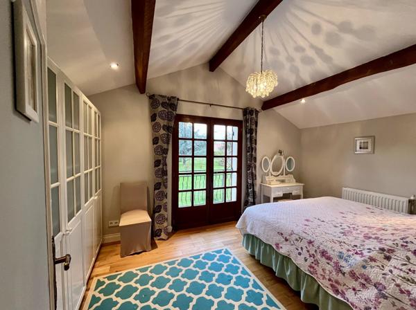 Maison individuelle de 6 chambres située à la périphérie d'un village populaire