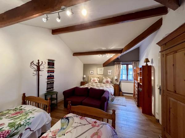 Maison individuelle de 6 chambres située à la périphérie d'un village populaire
