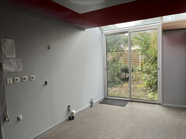 Local commercial à louer |  RUELLE SUR TOUVRE |  3 pièces | 72 m²