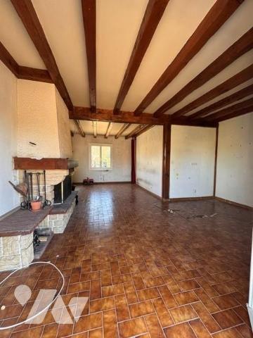 Maison de construction traditionnelle, élevée sur sous-sol total.