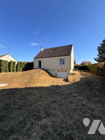 Maison de construction traditionnelle, élevée sur sous-sol total.