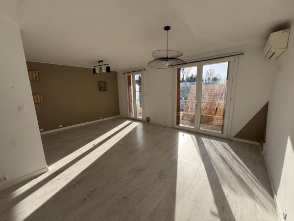 Avignon (84000) T4 de 70m2 refait à neuf au calme avec terrasse , cave et parking