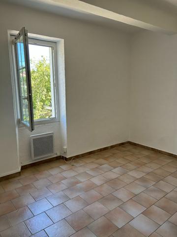 APPARTEMENT T2 AVEC TERRASSE ET PLACE DE PARKING GREASQUE (13850)