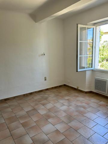 APPARTEMENT T2 AVEC TERRASSE ET PLACE DE PARKING GREASQUE (13850)
