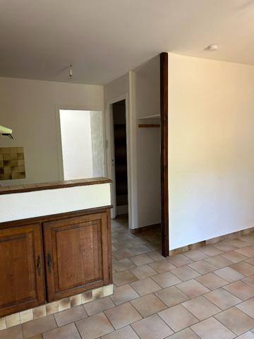 APPARTEMENT T2 AVEC TERRASSE ET PLACE DE PARKING GREASQUE (13850)