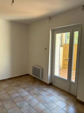 APPARTEMENT T2 AVEC TERRASSE ET PLACE DE PARKING GREASQUE (13850)