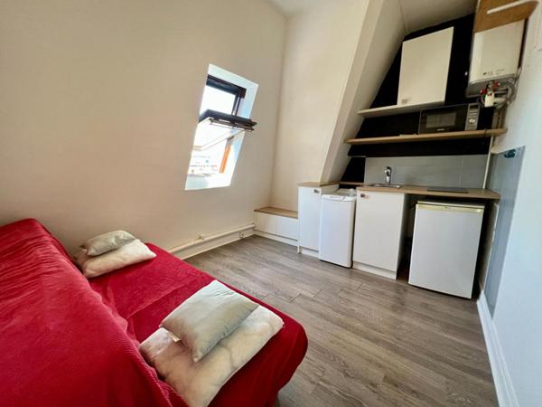 PARIS 17 Pereire  studette située dans un immeuble haussmannien de standing