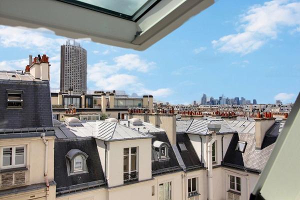 PARIS 17 Pereire  studette située dans un immeuble haussmannien de standing