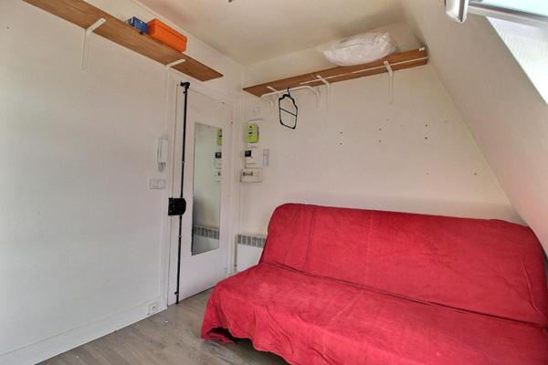 PARIS 17 Pereire  studette située dans un immeuble haussmannien de standing