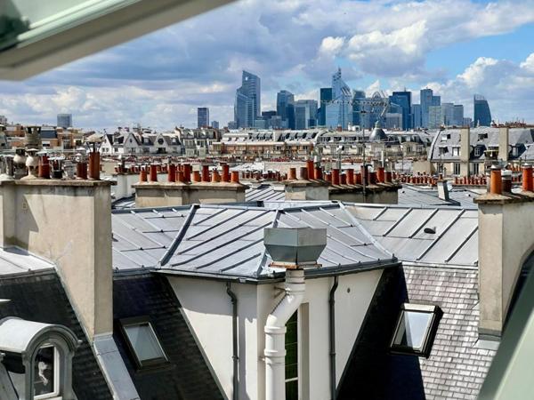 PARIS 17 Pereire  studette située dans un immeuble haussmannien de standing