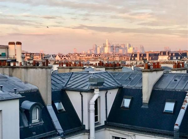 PARIS 17 Pereire  studette située dans un immeuble haussmannien de standing