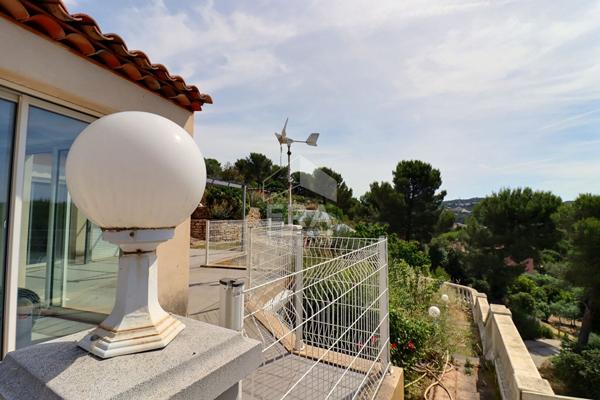 A vendre maison type 5 de 160m2+ 200m2 aménagés avec vue dégagée, piscine intérieure à Ensuès la Redonne 13220