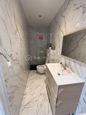 BSK Immobilier vous propose cette agréable maison de 70 m² avec jardin, garage et sous-sol partiel.

Située dans un environnement calme et recherché de Crépy-en-Valois, cette maison d’environ 70 m² habitables, édifiée sur une parcelle de 195 m², saura vous séduire par sa fonctionnalité, sa luminosité et son potentiel.

Au rez-de-chaussée, vous découvrirez une entrée ainsi qu’une cuisine indépendante entièrement équipée, ainsi qu’une belle pièce de vie baignée de lumière, offrant un espace chaleureux et convivial, idéal pour partager de beaux moments en famille ou entre amis. Une salle d’eau avec douche ainsi qu’un WC indépendant complètent ce niveau.

À l’étage, un palier dessert deux chambres, ainsi que des combles aménagés, parfaits pour accueillir un bureau, une chambre d’appoint ou créer une suite parental . Une petite terrasse vient compléter cet étage.

À l’extérieur, vous profiterez d’un agréable jardin exposé Sud-Ouest, idéal pour les repas en extérieur et les moments de détente.

La maison bénéficie également d’un sous-sol partiel comprenant un garage d’environ 30 m² ainsi qu’une dépendance de 5 m², offrant un bel espace de rangement ou de bricolage.
Contactez moi très vite pour découvrir tout le potentiel de cette maison