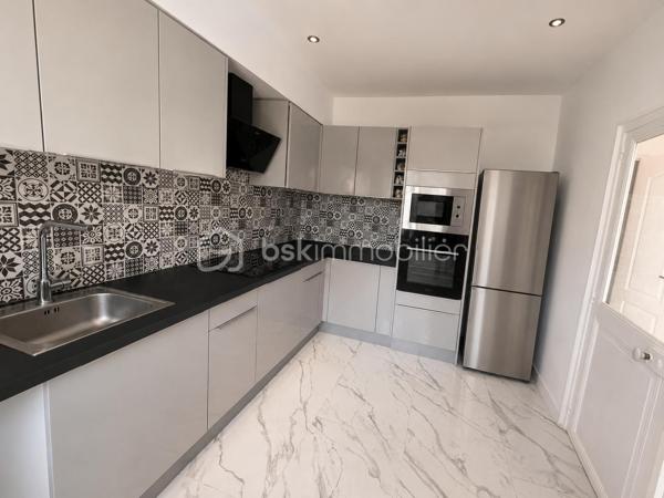 BSK Immobilier vous propose cette agréable maison de 70 m² avec jardin, garage et sous-sol partiel.

Située dans un environnement calme et recherché de Crépy-en-Valois, cette maison d’environ 70 m² habitables, édifiée sur une parcelle de 195 m², saura vous séduire par sa fonctionnalité, sa luminosité et son potentiel.

Au rez-de-chaussée, vous découvrirez une entrée ainsi qu’une cuisine indépendante entièrement équipée, ainsi qu’une belle pièce de vie baignée de lumière, offrant un espace chaleureux et convivial, idéal pour partager de beaux moments en famille ou entre amis. Une salle d’eau avec douche ainsi qu’un WC indépendant complètent ce niveau.

À l’étage, un palier dessert deux chambres, ainsi que des combles aménagés, parfaits pour accueillir un bureau, une chambre d’appoint ou créer une suite parental . Une petite terrasse vient compléter cet étage.

À l’extérieur, vous profiterez d’un agréable jardin exposé Sud-Ouest, idéal pour les repas en extérieur et les moments de détente.

La maison bénéficie également d’un sous-sol partiel comprenant un garage d’environ 30 m² ainsi qu’une dépendance de 5 m², offrant un bel espace de rangement ou de bricolage.
Contactez moi très vite pour découvrir tout le potentiel de cette maison