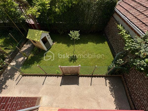 BSK Immobilier vous propose cette agréable maison de 70 m² avec jardin, garage et sous-sol partiel.

Située dans un environnement calme et recherché de Crépy-en-Valois, cette maison d’environ 70 m² habitables, édifiée sur une parcelle de 195 m², saura vous séduire par sa fonctionnalité, sa luminosité et son potentiel.

Au rez-de-chaussée, vous découvrirez une entrée ainsi qu’une cuisine indépendante entièrement équipée, ainsi qu’une belle pièce de vie baignée de lumière, offrant un espace chaleureux et convivial, idéal pour partager de beaux moments en famille ou entre amis. Une salle d’eau avec douche ainsi qu’un WC indépendant complètent ce niveau.

À l’étage, un palier dessert deux chambres, ainsi que des combles aménagés, parfaits pour accueillir un bureau, une chambre d’appoint ou créer une suite parental . Une petite terrasse vient compléter cet étage.

À l’extérieur, vous profiterez d’un agréable jardin exposé Sud-Ouest, idéal pour les repas en extérieur et les moments de détente.

La maison bénéficie également d’un sous-sol partiel comprenant un garage d’environ 30 m² ainsi qu’une dépendance de 5 m², offrant un bel espace de rangement ou de bricolage.
Contactez moi très vite pour découvrir tout le potentiel de cette maison