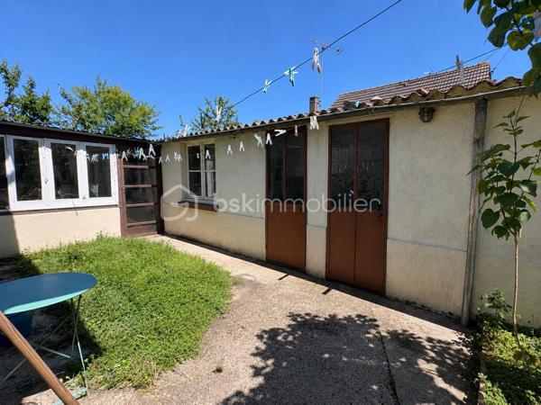BSK Immobilier vous propose cette agréable maison de 70 m² avec jardin, garage et sous-sol partiel.

Située dans un environnement calme et recherché de Crépy-en-Valois, cette maison d’environ 70 m² habitables, édifiée sur une parcelle de 195 m², saura vous séduire par sa fonctionnalité, sa luminosité et son potentiel.

Au rez-de-chaussée, vous découvrirez une entrée ainsi qu’une cuisine indépendante entièrement équipée, ainsi qu’une belle pièce de vie baignée de lumière, offrant un espace chaleureux et convivial, idéal pour partager de beaux moments en famille ou entre amis. Une salle d’eau avec douche ainsi qu’un WC indépendant complètent ce niveau.

À l’étage, un palier dessert deux chambres, ainsi que des combles aménagés, parfaits pour accueillir un bureau, une chambre d’appoint ou créer une suite parental . Une petite terrasse vient compléter cet étage.

À l’extérieur, vous profiterez d’un agréable jardin exposé Sud-Ouest, idéal pour les repas en extérieur et les moments de détente.

La maison bénéficie également d’un sous-sol partiel comprenant un garage d’environ 30 m² ainsi qu’une dépendance de 5 m², offrant un bel espace de rangement ou de bricolage.
Contactez moi très vite pour découvrir tout le potentiel de cette maison